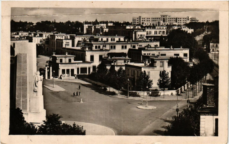 Carte postale ancienne Lyon-Hopital Edouard Herriot en Monument aux Morts de l'Ecole à Lyon
