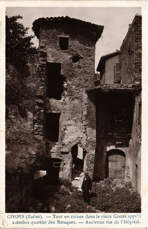 Carte postale ancienne Givors - Tour en ruines dans le vieux Givors appele à Givors