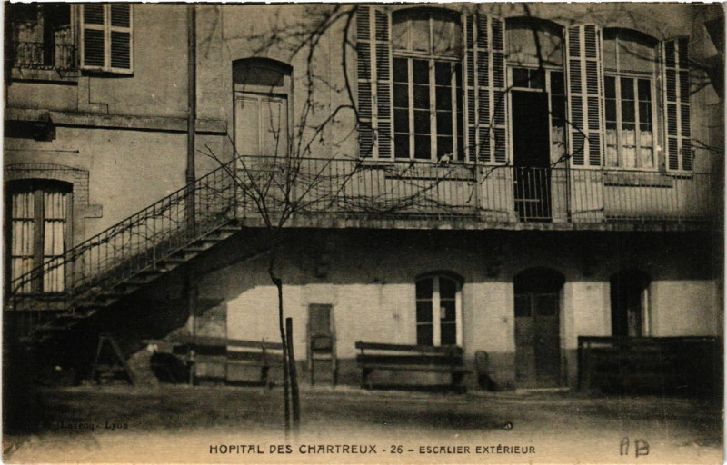 Carte postale ancienne Lyon-Hopital des Chartreux Escalier Exterieur à Lyon