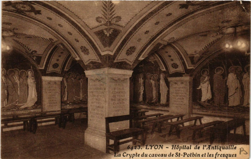 Carte postale ancienne Lyon-Hopital de l'Antiquaille La Crypte du caveau de St-Pothin à Lyon