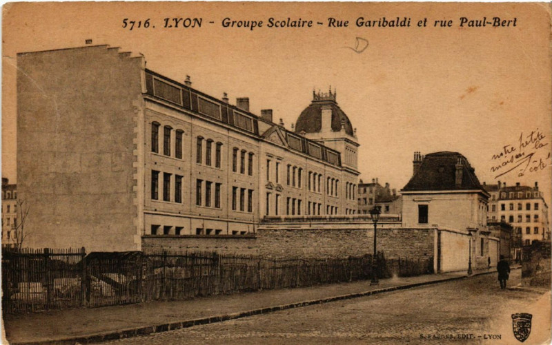 Carte postale ancienne Lyon-Groupe Scolaire Rue Garibaldi et rue Paul-Bert à Lyon