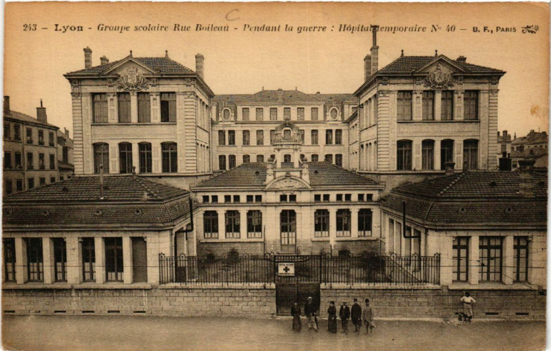 Carte postale ancienne Lyon-Groupe scolaire Rue Boileau Pendant la Guerre à Lyon