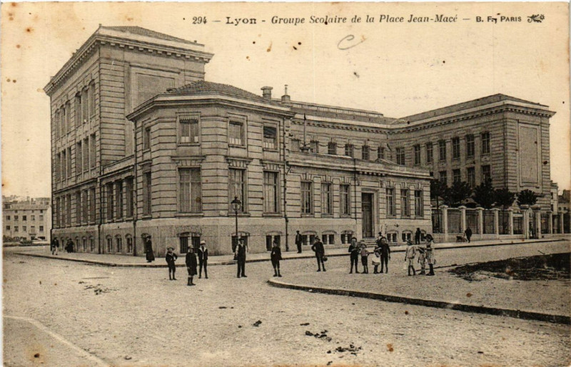 Carte postale ancienne Lyon-Groupe Scolaire de la Place Jean-Mace à Lyon