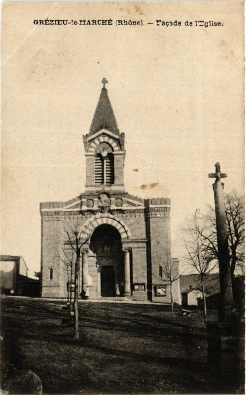 Carte postale ancienne Grezieu-le-Marche - Facade de l'Eglise à Grézieu-le-Marché