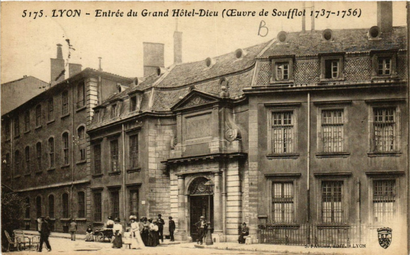 Carte postale ancienne Lyon-Entrée du Grand Hotel-Dieu à Lyon