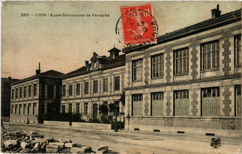 Carte postale ancienne Lyon-Ecole Communale de Perrache à Lyon