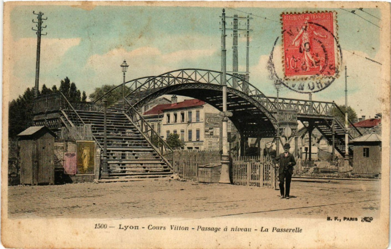 Carte postale ancienne Lyon-Cours Vitton Passage a niveau. La Passerelle à Lyon