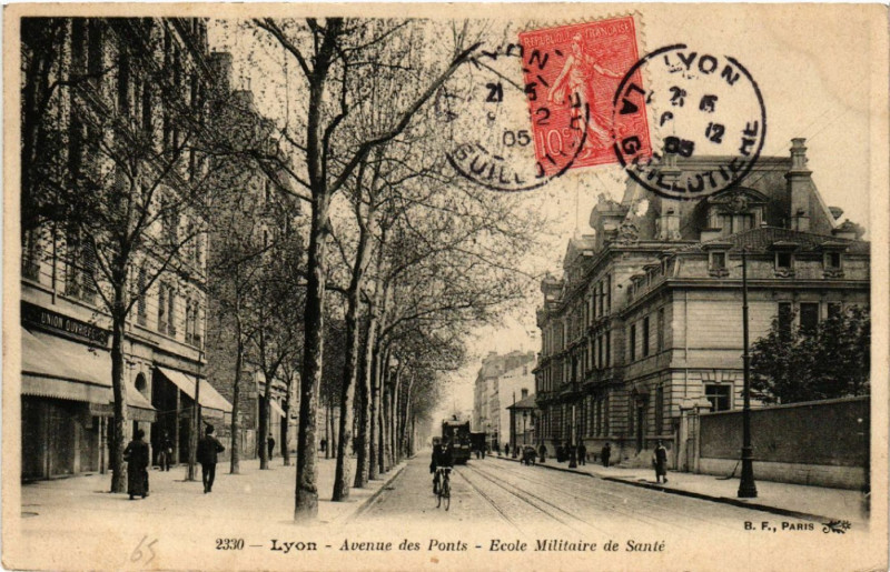 Carte postale ancienne Lyon-Avenue des Ponts-Ecole Militaire de Sante à Lyon