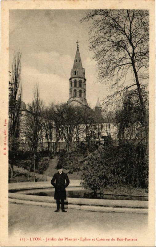 Carte postale ancienne Lyon - Jardin des Plantes-Eglise et Caserne du Bon-Pasteur à Lyon