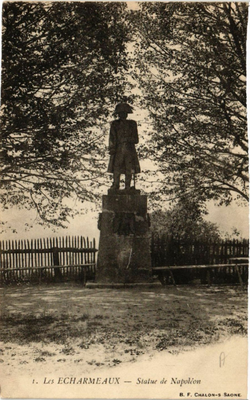 Carte postale ancienne Les-Echarmeaux - Statue de Napoleon