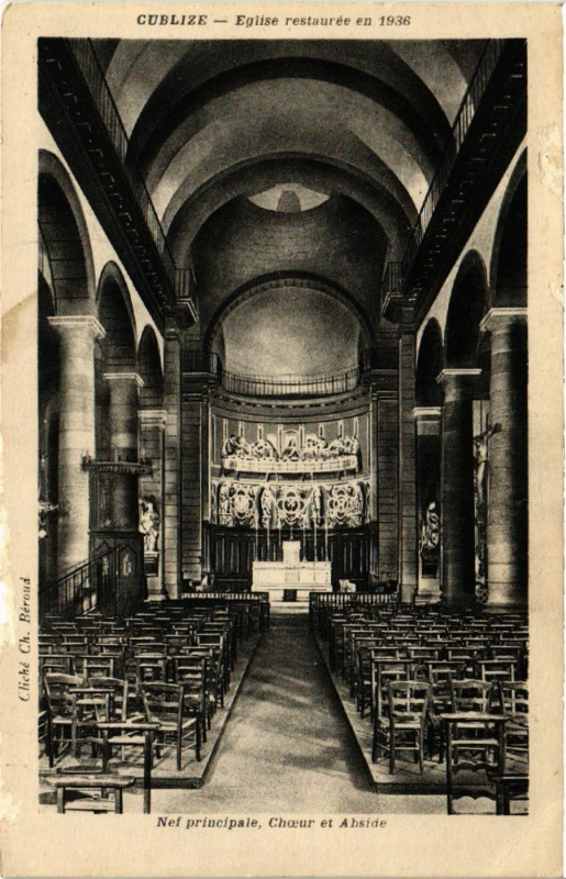 Carte postale ancienne Cublize - Eglise restaurée en 1936 - Nef principale Choeur et à Cublize