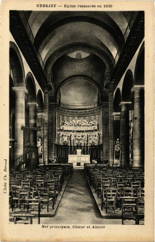 Carte postale ancienne Cublize - Eglise restaurée en 1936 - Nef principale Choeur et à Cublize
