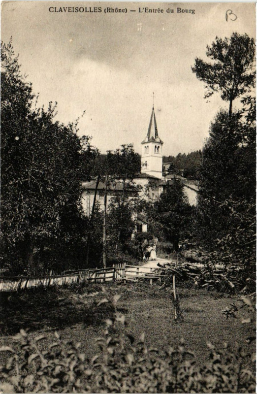 Carte postale ancienne Claveisolles - L'Entrée du Bourg à Claveisolles