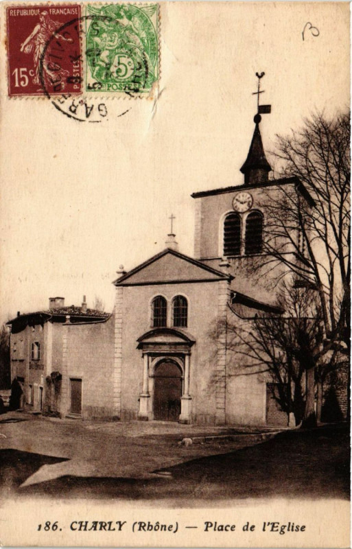 Carte postale ancienne Charly - Place de l'Eglise à Charly