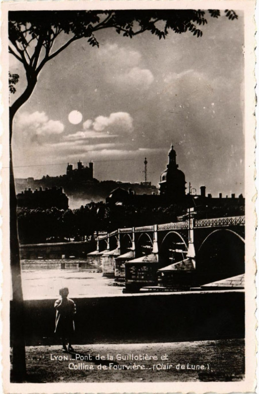 Carte postale ancienne Lyon Pont de la Guillotiere et Colline de Fourviere (Clair de Lune à Lyon