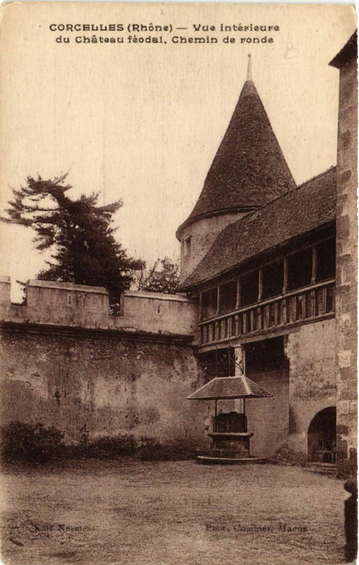 Carte postale ancienne Corcelles - Vue interieure du Chateau feodal.Chemin de