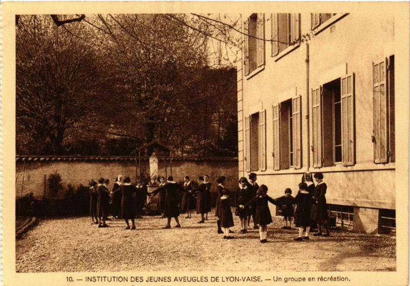 Carte postale ancienne Inst. des Jeunes Aveugles de Lyon-Vaise - Un groupe en recrea à Lyon