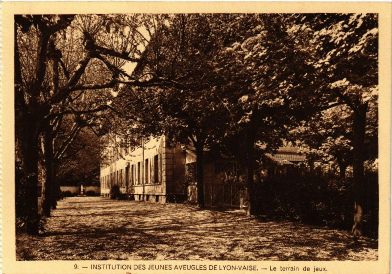 Carte postale ancienne Inst. des Jeunes Aveugles de Lyon-Vaise - Le Terrain de Jeux à Lyon