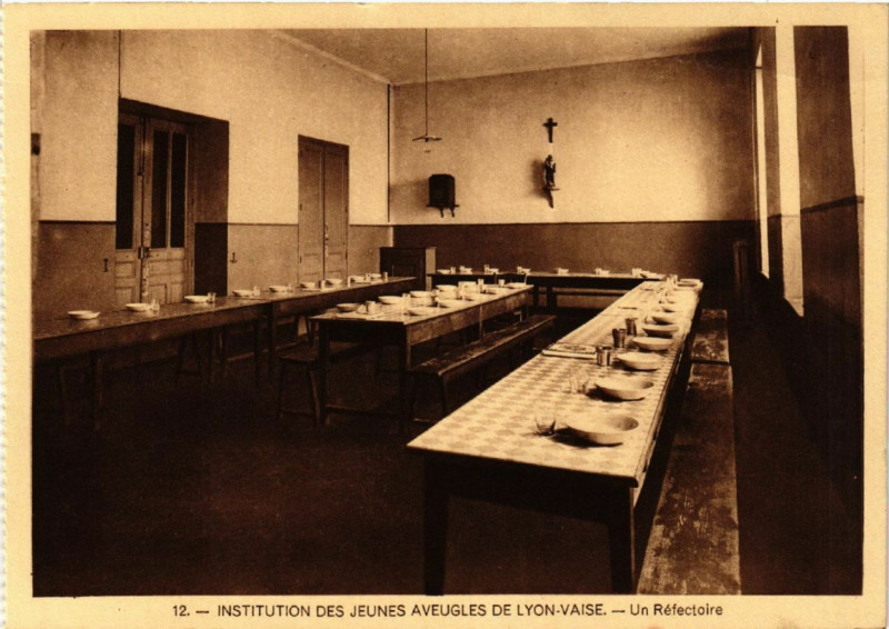 Carte postale ancienne Inst. des Jeunes Aveugles de Lyon-Vaise - Un Refectoire à Lyon