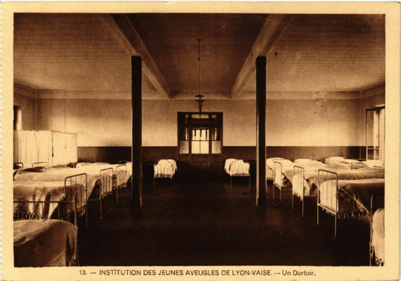 Carte postale ancienne Inst. des Jeunes Aveugles de Lyon-Vaise - Un Dortoir à Lyon