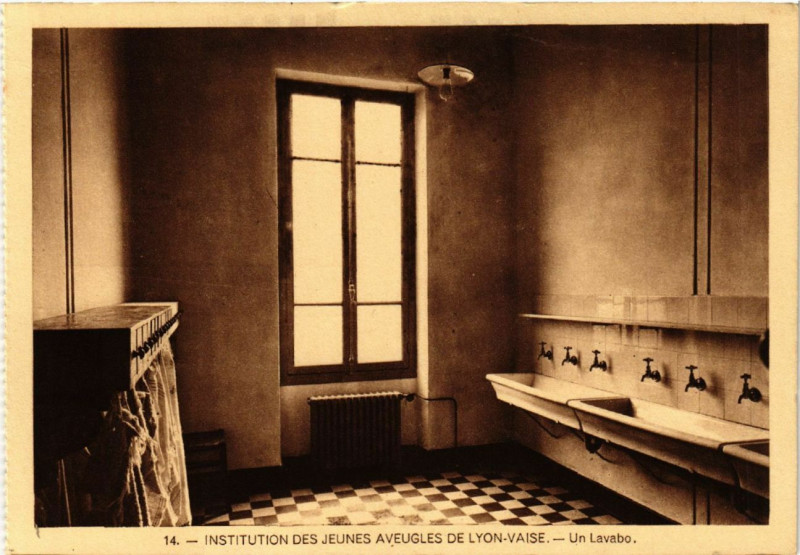 Carte postale ancienne Inst. des Jeunes Aveugles de Lyon-Vaise - Un Lavabo à Lyon