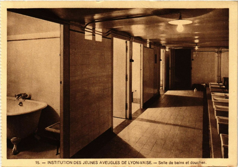 Carte postale ancienne Inst. des Jeunes Aveugles de Lyon-Vaise - Salle de bains et d à Lyon