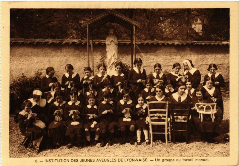 Carte postale ancienne Inst. des Jeunes Aveugles de Lyon-Vaise - Un groupe au travai à Lyon
