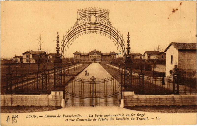 Carte postale ancienne Lyon Chemin de Francheville Porte Hotel des Invalides du Travail à Lyon
