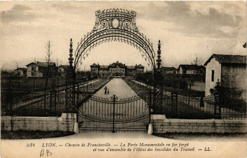 Carte postale ancienne Lyon Chemin de Francheville Porte Hotel des Invalides du Travail à Lyon