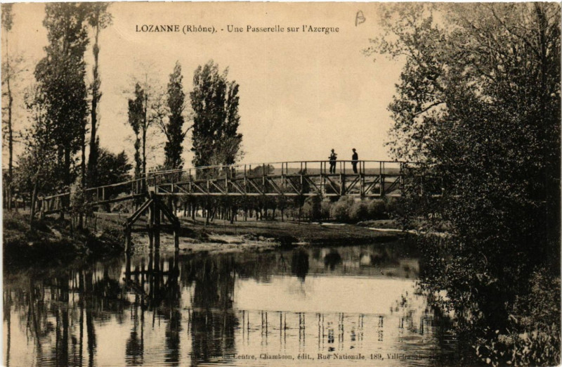 Carte postale ancienne Lozanne Une Passerelle sur l'Azergues à Lozanne