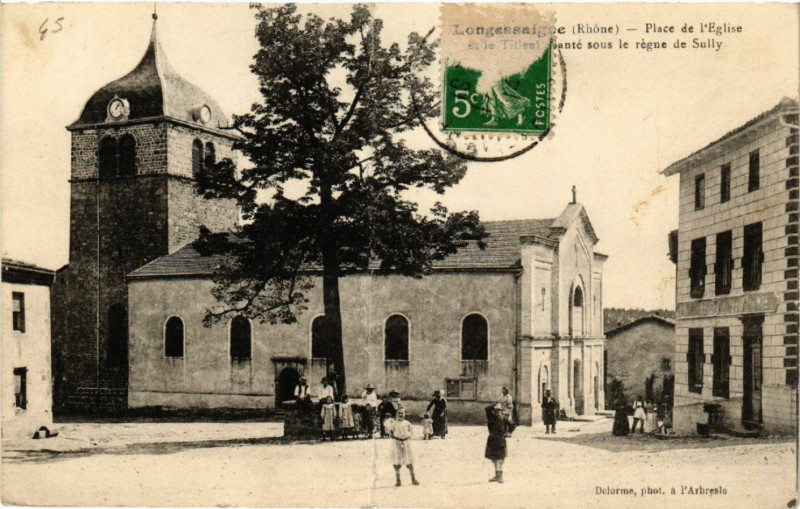 Carte postale ancienne Longessaigne Place de l'Eglise et le Tilleul à Longessaigne