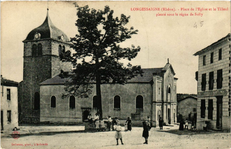 Carte postale ancienne Longessaigne Place de l'Eglise et le Tilleul à Longessaigne