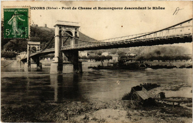 Carte postale ancienne Givors Pont de Chasse et Remorqueur descendant le Rhone à Givors