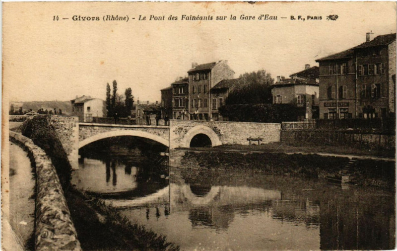 Carte postale ancienne Givors Le Pont des Faineants sur la Gare d'Eau à Givors