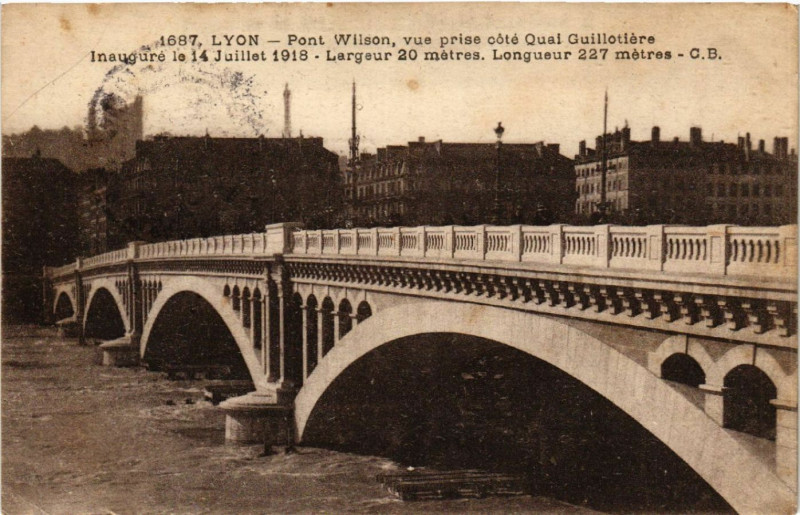 Carte postale ancienne Lyon Pont Wilson vue prise cote Quai Guillotiere à Lyon
