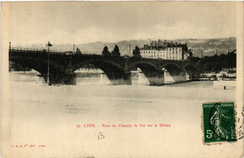 Carte postale ancienne Lyon Pont du Chemin de Fer sur le Rhone à Lyon