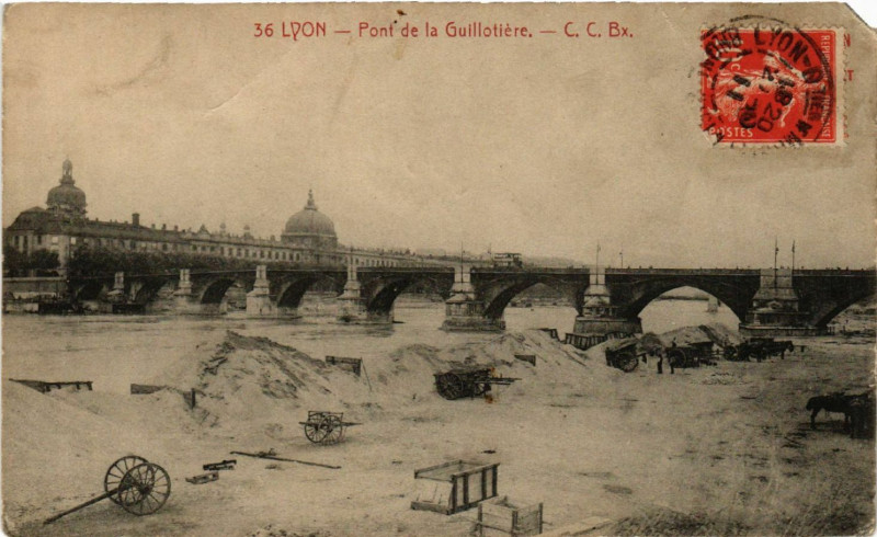 Carte postale ancienne Lyon pont de la Guillotiere à Lyon