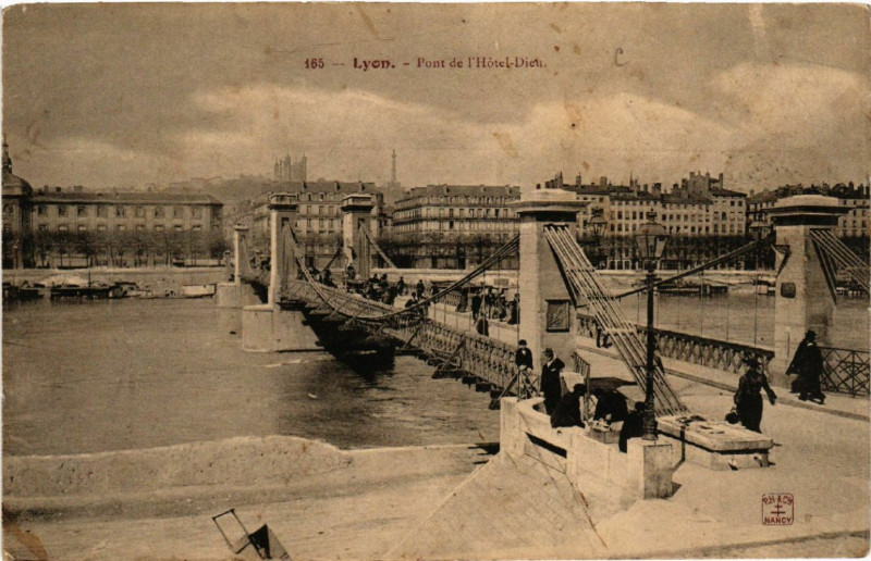 Carte postale ancienne Lyon Pont de l'Hotel Dieu à Lyon