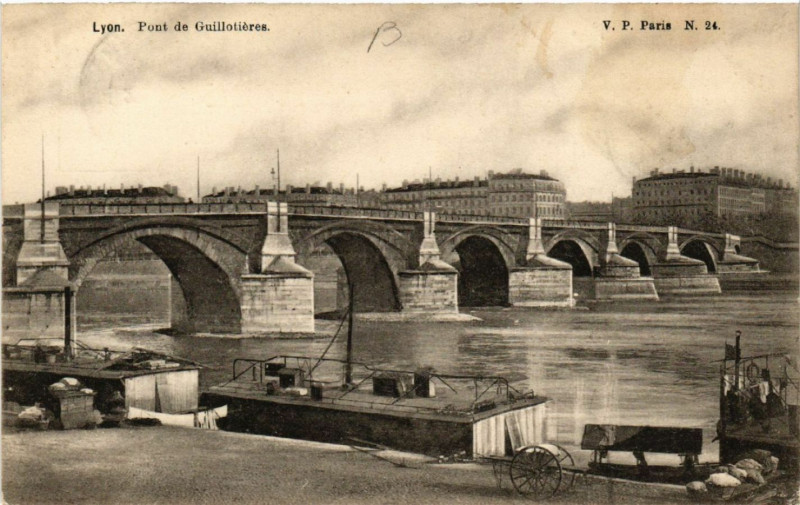 Carte postale ancienne Lyon Pont de Guillotieres à Lyon