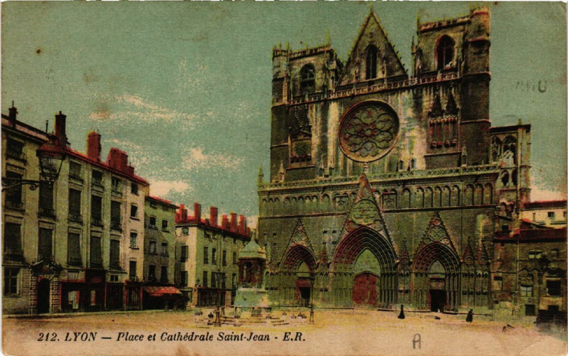 Carte postale ancienne Lyon Place et Cathedrale St-Jean à Lyon
