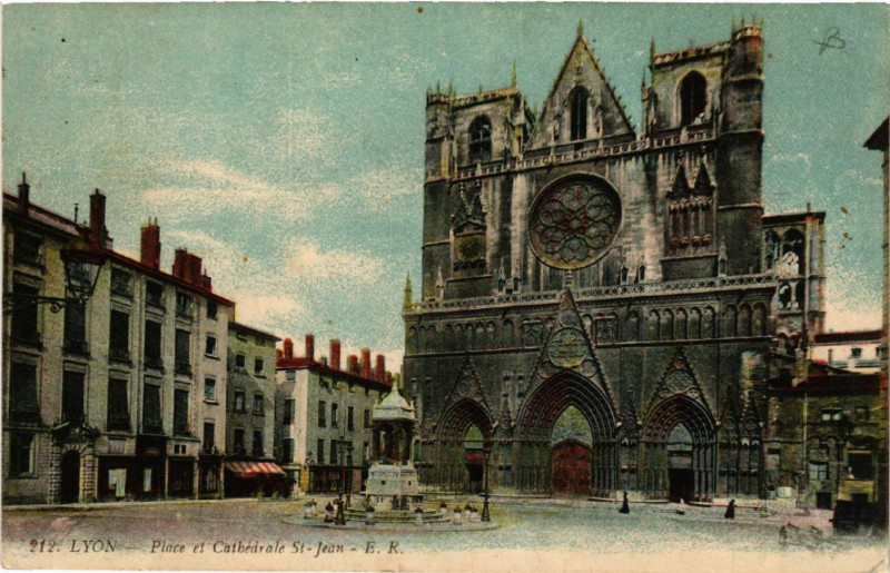 Carte postale ancienne Lyon Place et Cathedrale St-Jean à Lyon