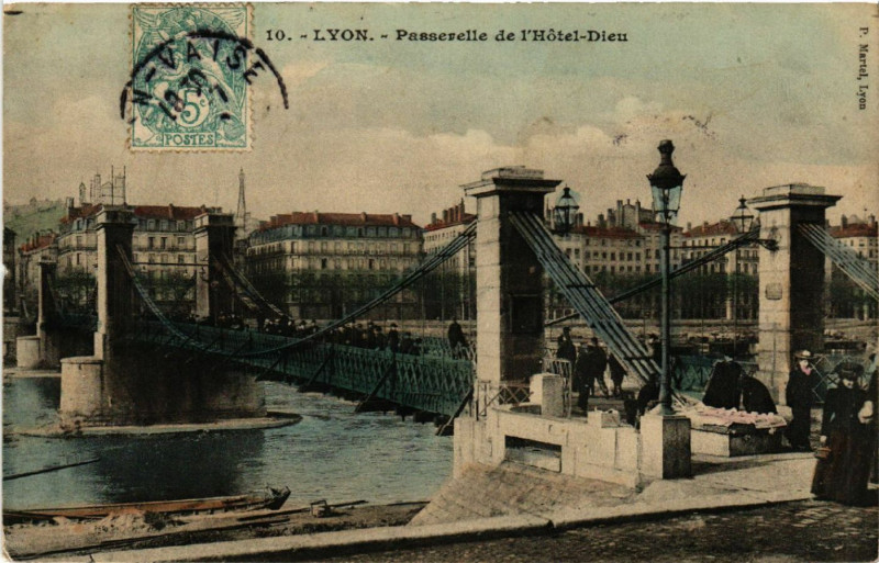 Carte postale ancienne Lyon Passerelle de l'Hotel Dieu à Lyon