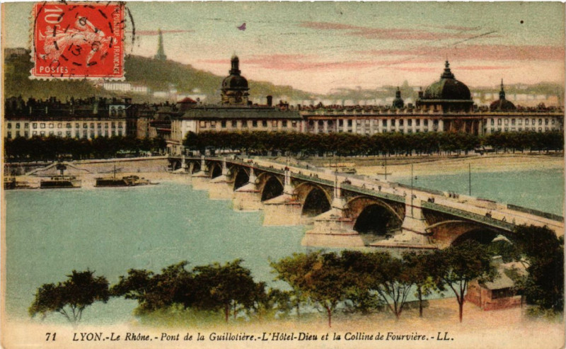 Carte postale ancienne Lyon Le Rhone Pont de la Guillotiere l'Hotel Dieu et la Colline à Lyon