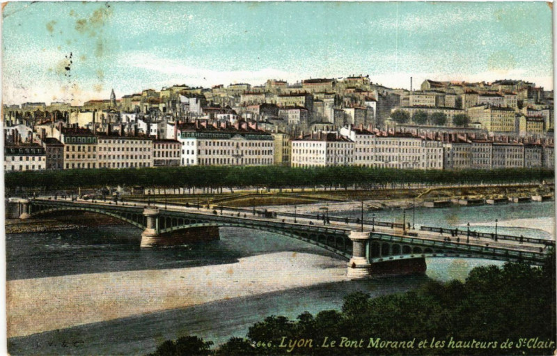 Carte postale ancienne Lyon Le Pont Morand et les hateurs de St-Clair à Lyon