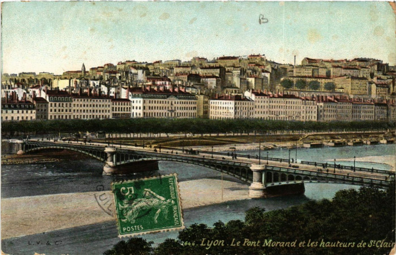 Carte postale ancienne Lyon Le Pont Morand et les hateurs de St-Clair à Lyon