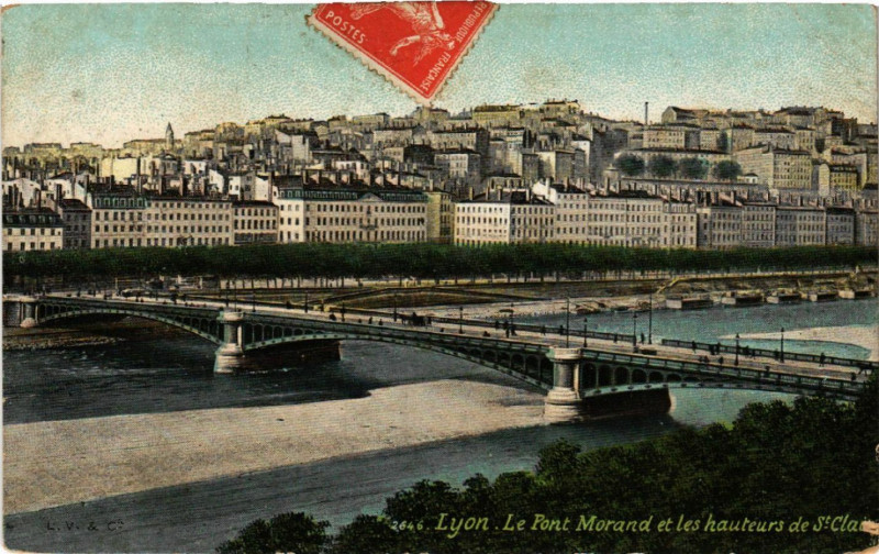 Carte postale ancienne Lyon Le Pont Morand et les hateurs de St-Clair à Lyon