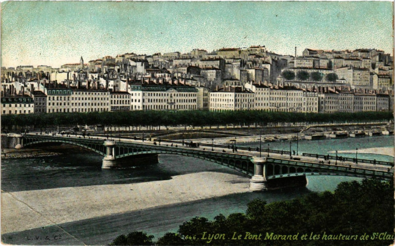 Carte postale ancienne Lyon Le Pont Morand et les hateurs de St-Clair à Lyon