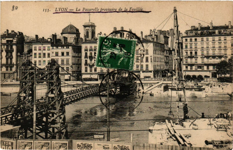Carte postale ancienne Lyon La Passerelle provisoire de la Feuillee à Lyon
