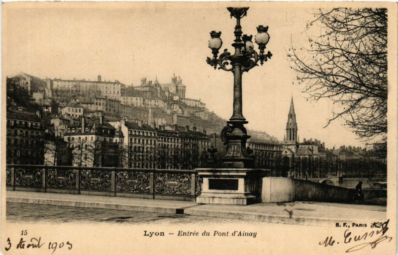 Carte postale ancienne Lyon Entrée du Pont d'Ainay à Lyon