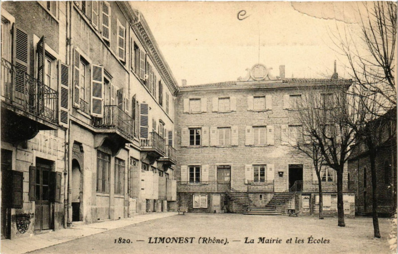 Carte postale ancienne Limonest La Mairie et les Ecoles à Limonest